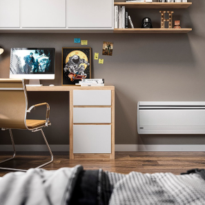Chauffage Convectair à convection Allegro II installé dans une chambre d'ado, à côté du bureau de travail