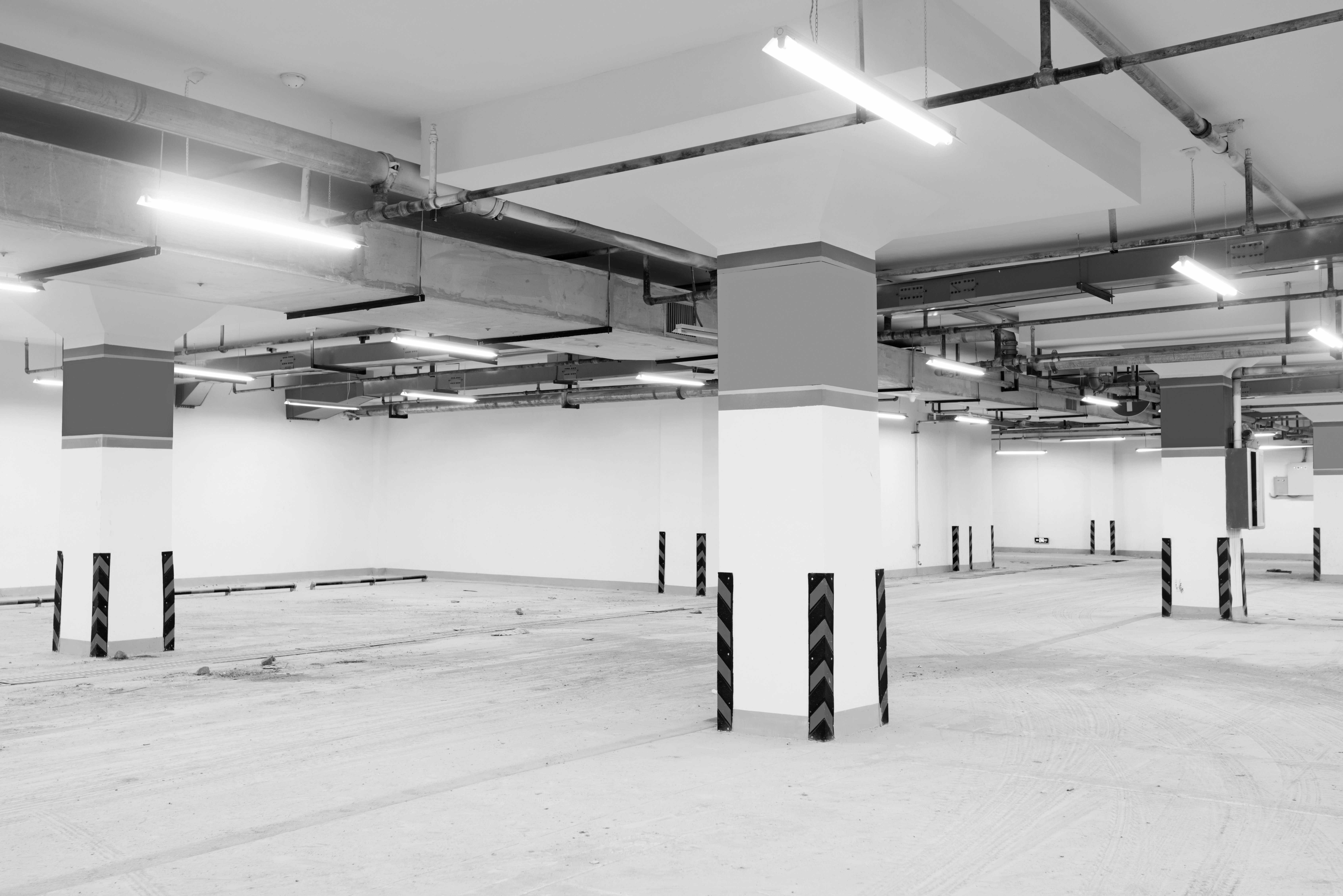 Tube T8 fluorescent installé dans un luminaire linéaire commercial