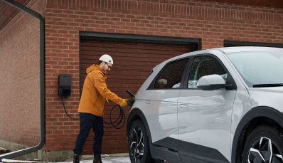 Borne de recharge résidentielle installée dans un garage moderne au Québec