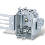 Boîte électrique groupable 3 x 2 x 2-1/2 pour installation sur colombage métallique.