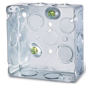 Boîte électrique carrée 4 po x 4 po x 1-1/2 po avec débouchures concentriques et vis de mise à la terre.