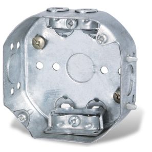 Boîte électrique 4 x 4 x 1 1/2 pouces avec brides BX pour connexions électriques.