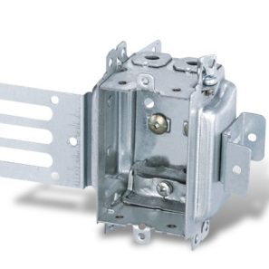 Boîte électrique groupable 3x2x2-1/2 avec équerre pour colombage métallique et double gypse.