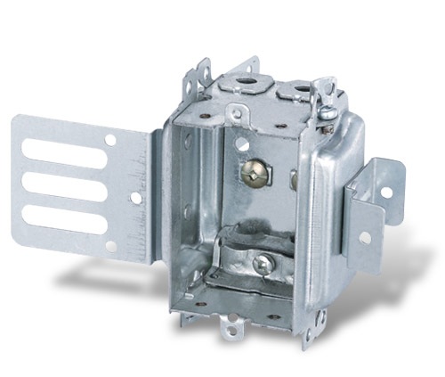 Boîte électrique groupable 3x2x2-1/2 avec équerre pour colombage métallique et double gypse.