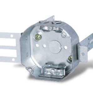 Boîte électrique octogonale 4x4x1-1/2 pour colombage métallique avec équerre de montage.