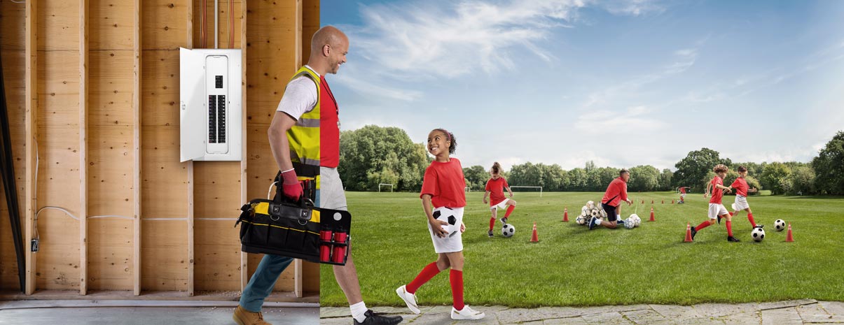 Panneau électrique de distribution installé dans un bâtiment commercial
