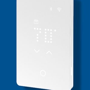 Thermostat WiFi programmable tactile blanc pour plancher chauffant électrique avec commande vocale.